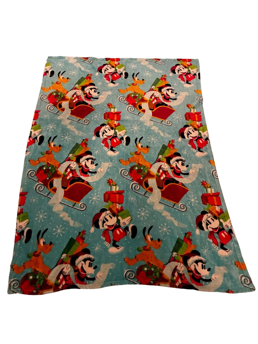 Disney Mickey Mouse & Pluto Christmas “Spreading Cheer” Silk Touch Throw 🎄